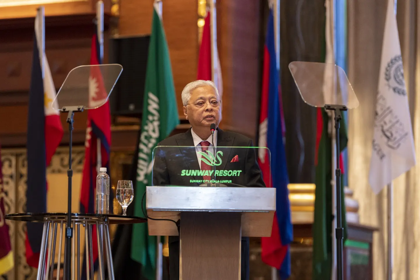 رئيس وزراء ماليزيا وأمين عام رابطة العالم الإسلامي ووزير الشؤون الدينية خلال إنطلاقة أعمال المؤتمر